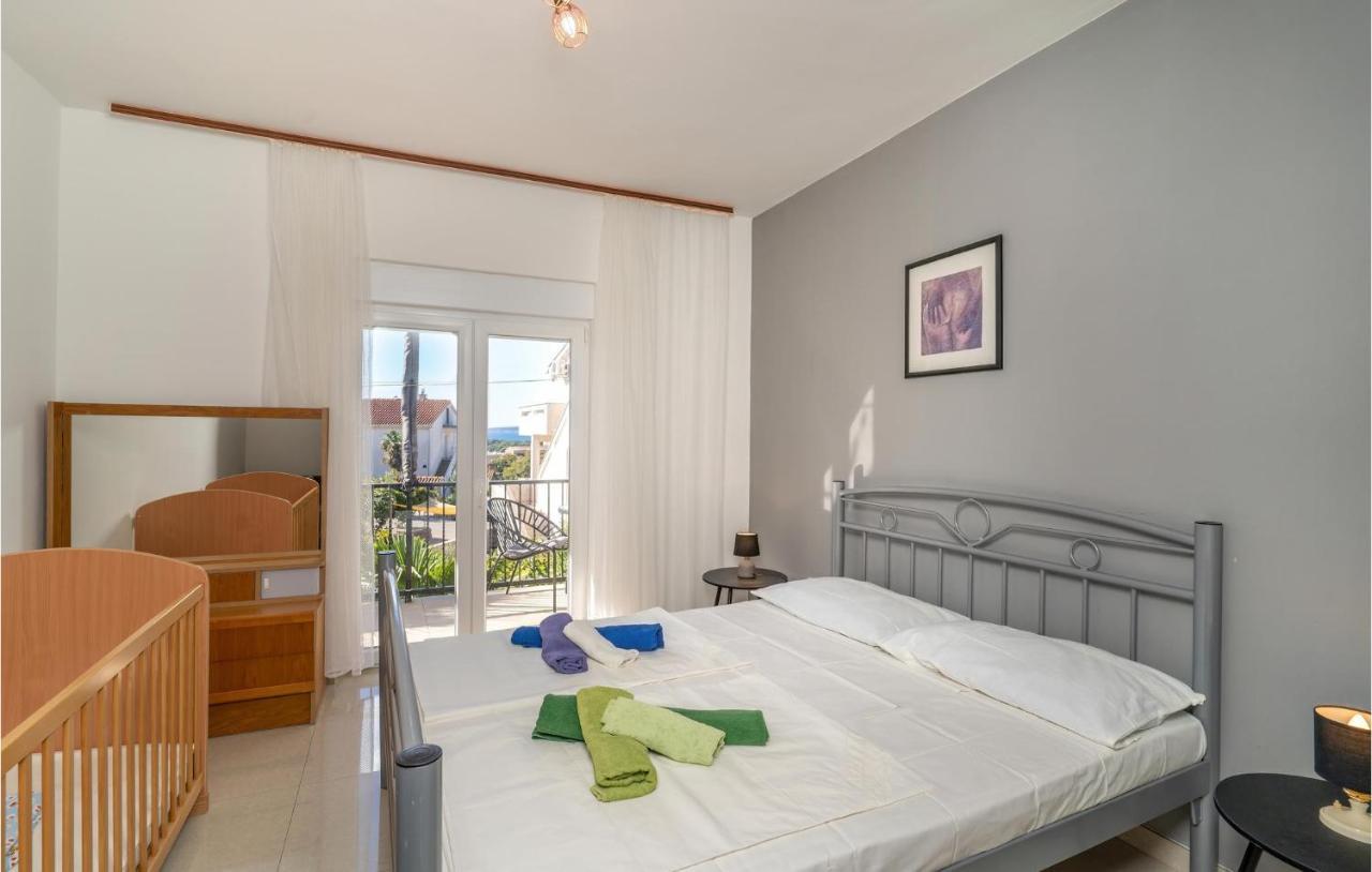 Cozy Apartment In Krk With Kitchen Крк Екстер'єр фото