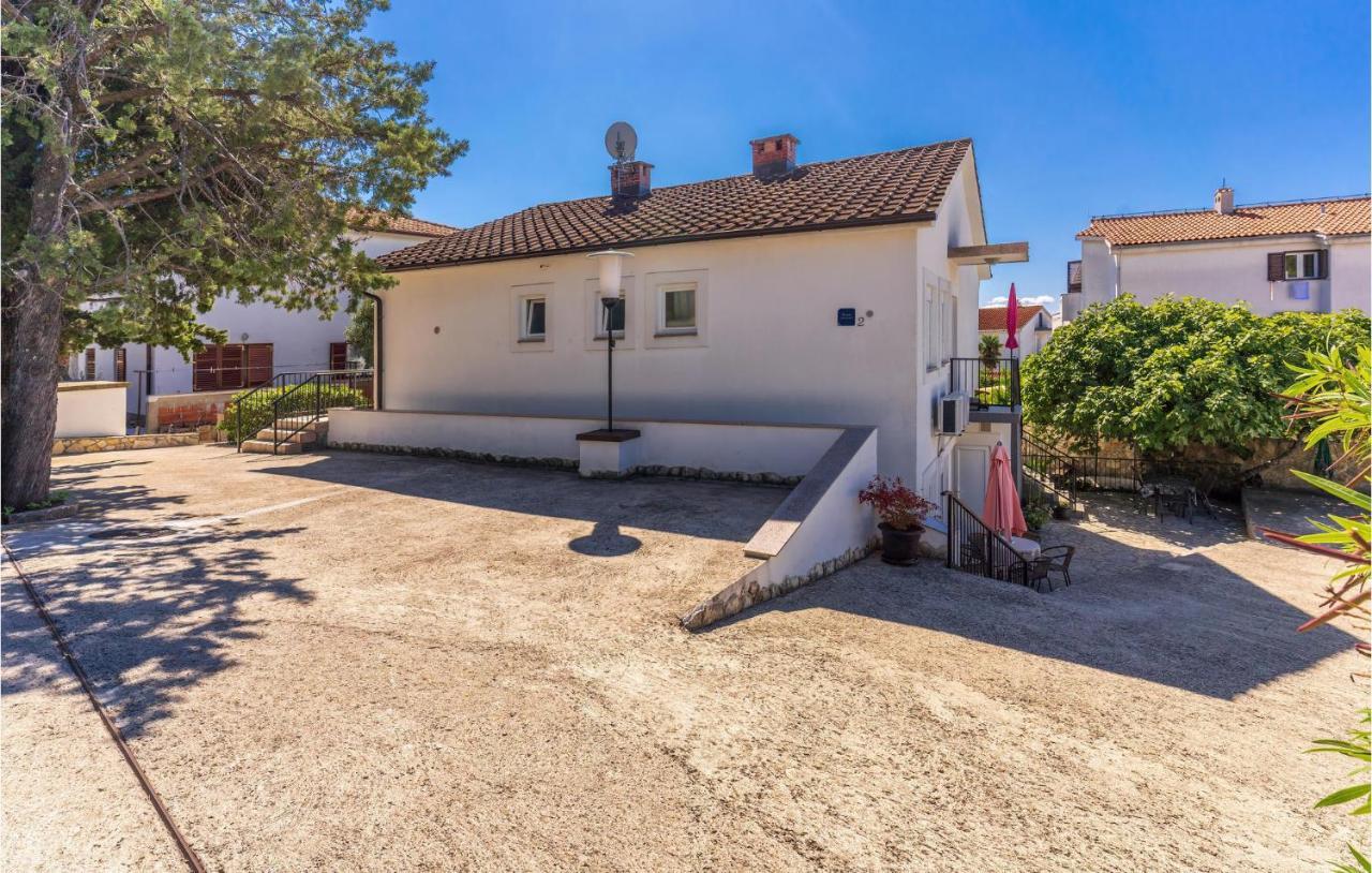 Cozy Apartment In Krk With Kitchen Крк Екстер'єр фото