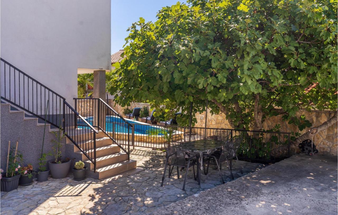 Cozy Apartment In Krk With Kitchen Крк Екстер'єр фото