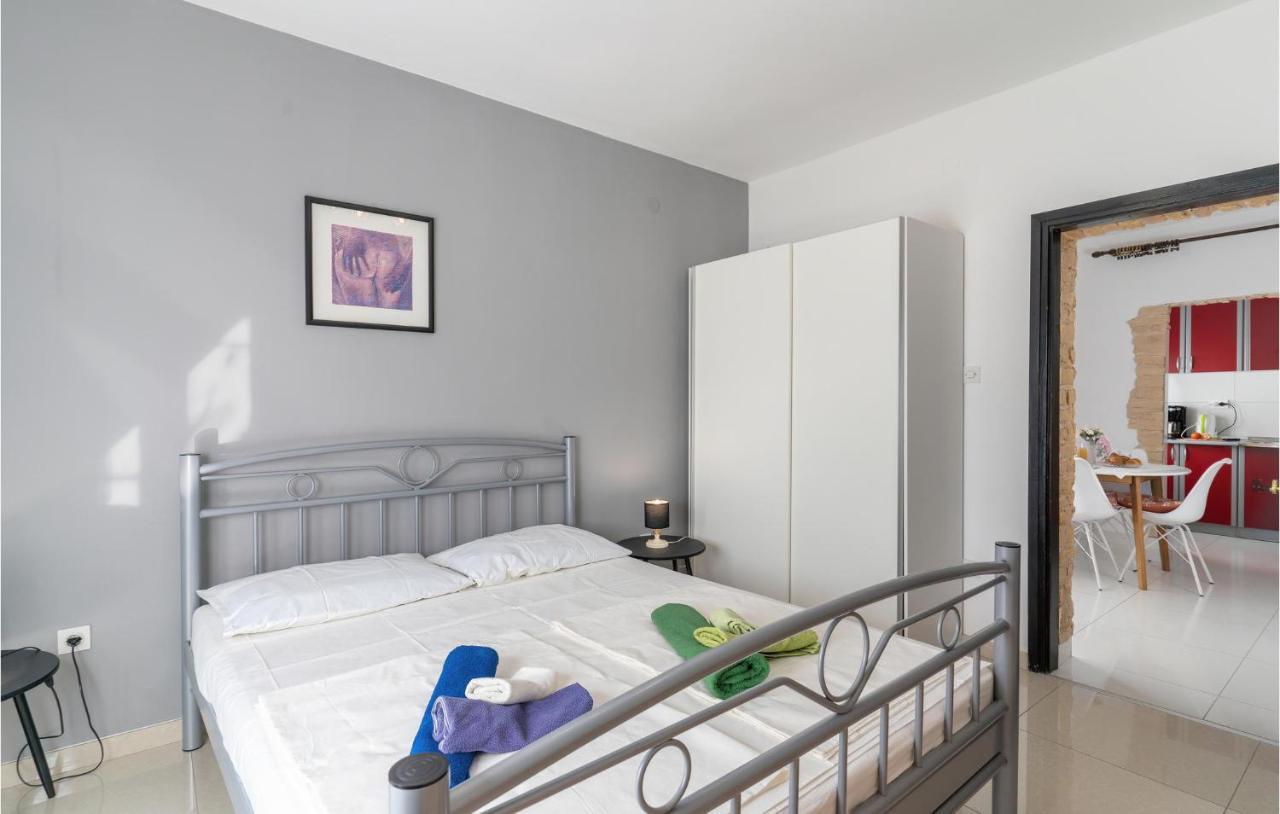 Cozy Apartment In Krk With Kitchen Крк Екстер'єр фото
