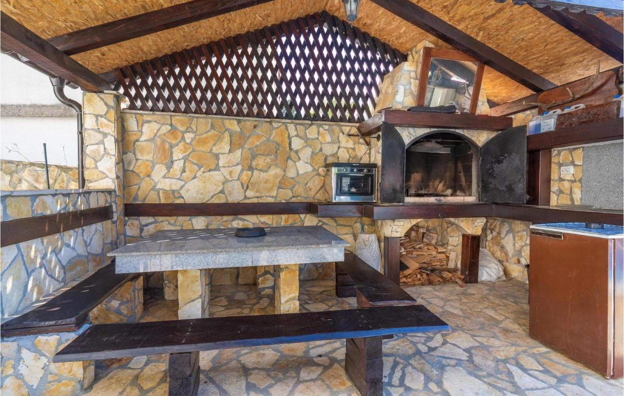 Cozy Apartment In Krk With Kitchen Крк Екстер'єр фото